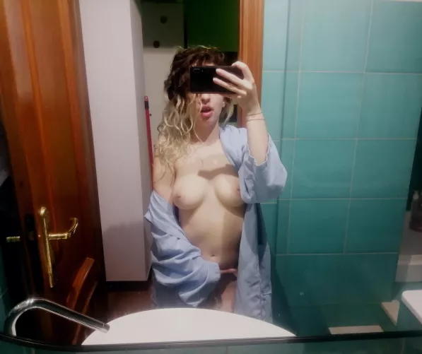 Shower alone is not interesting 🙄🖤 by -zena-