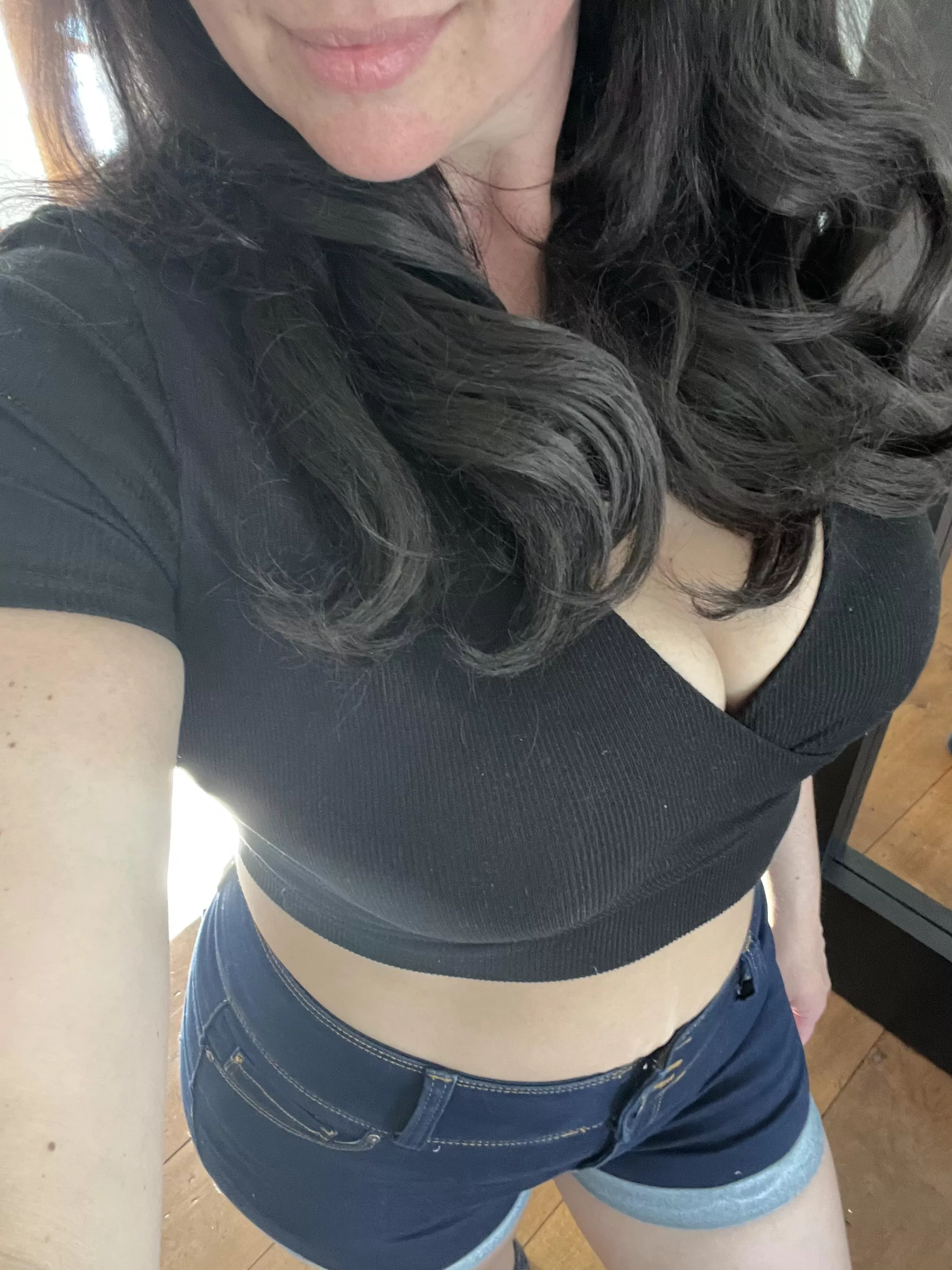 Your everyday Housewife Never been so Horny posted by AdrenaSapphire