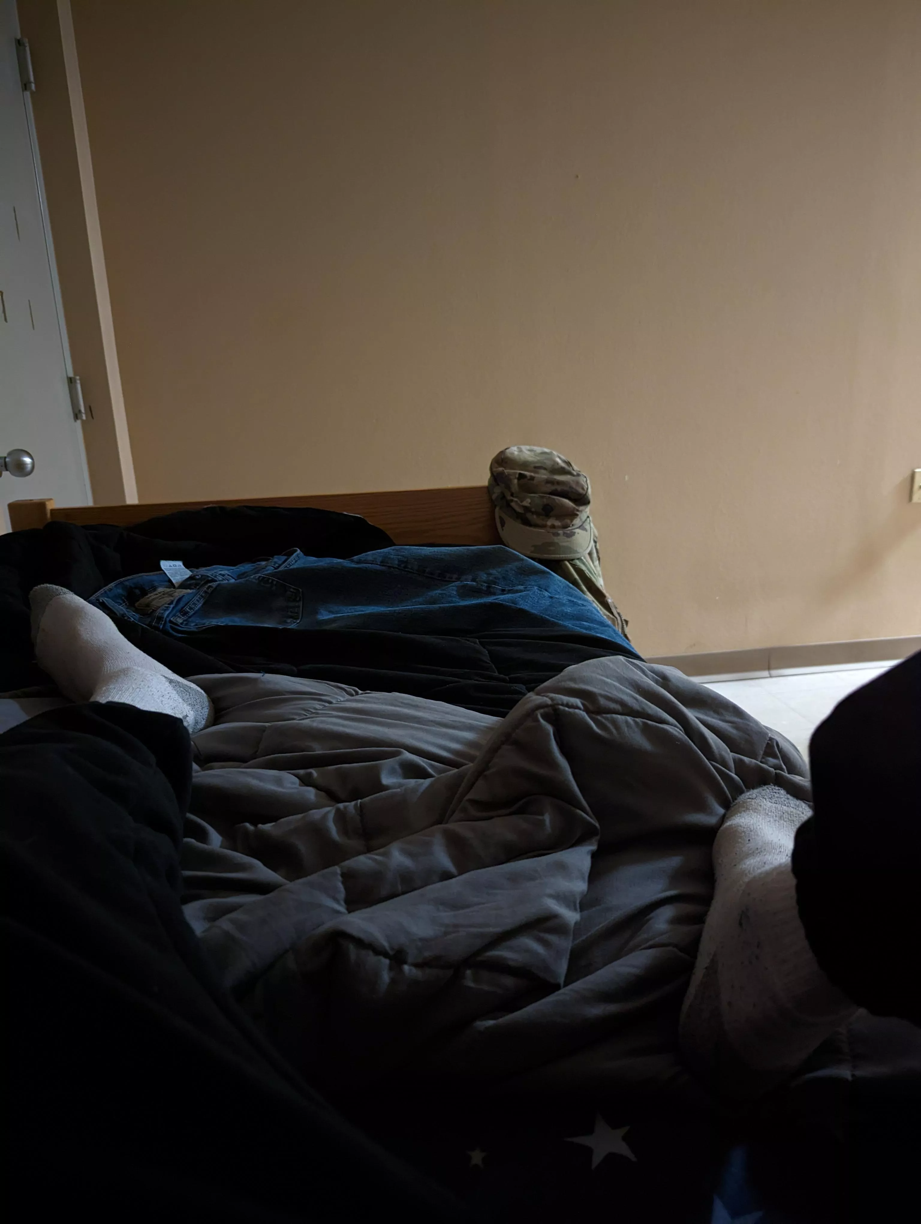 Bored in the barracks..Looking to suck and swallow near ft benning. Anyone interested. Must be able to host posted by masterdragon4