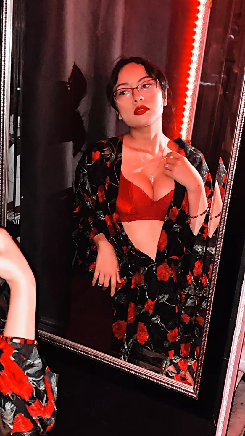 Do I look good with red roses? posted by Responsible-Onion593