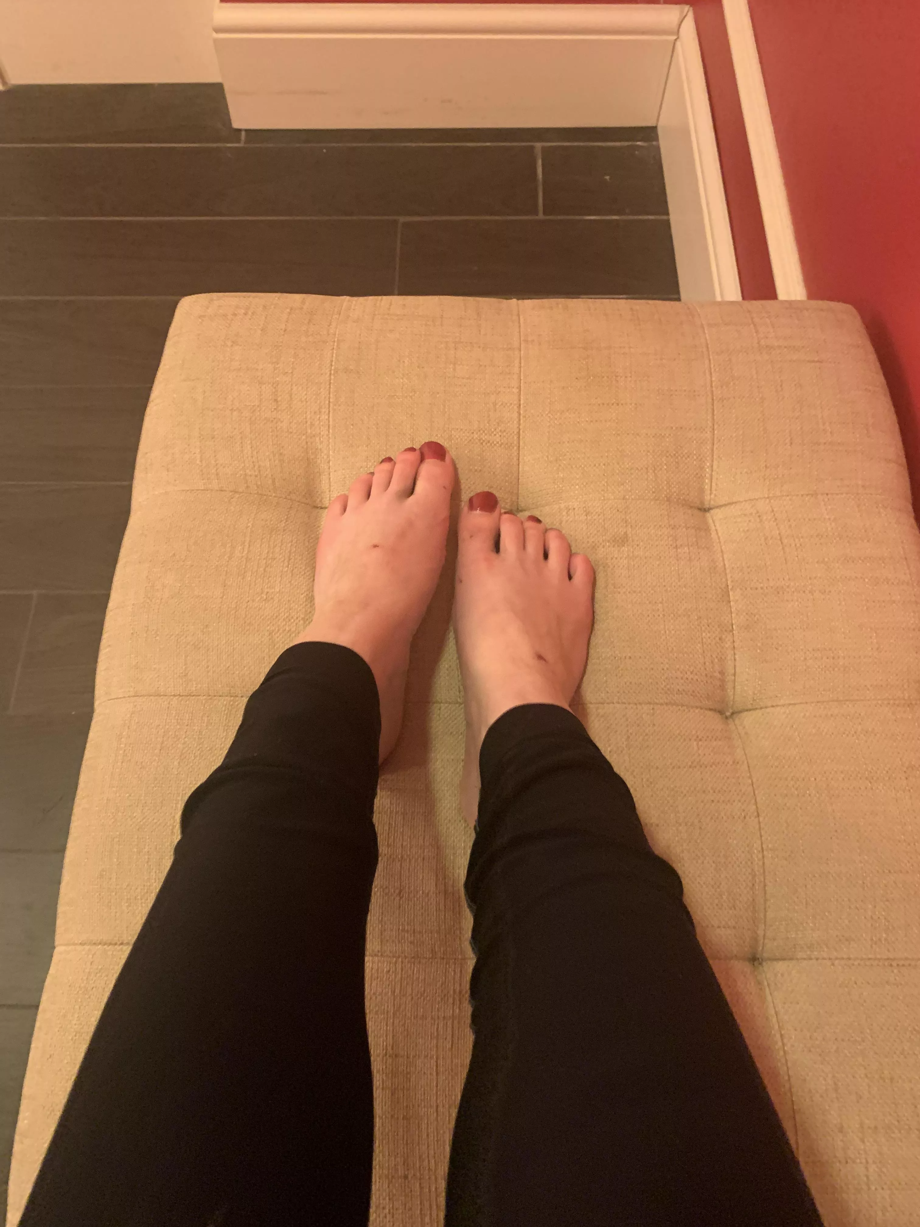 Feet on a chaise posted by sirenskiss3