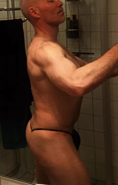 Flashing my hot thong! by Thong_croptop1968