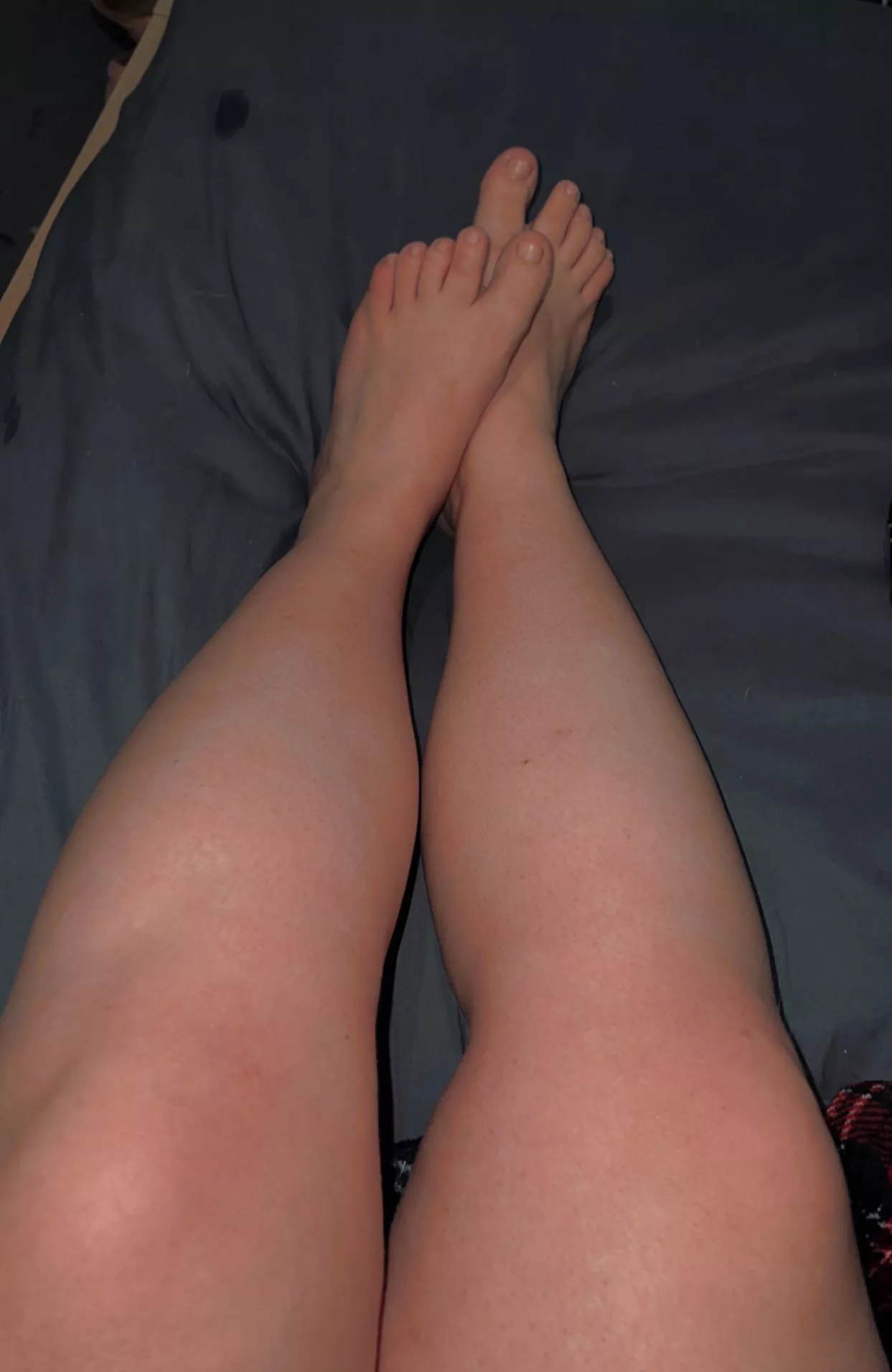 freshly shaven legs and nice soft feet 😘 posted by wickedmanian