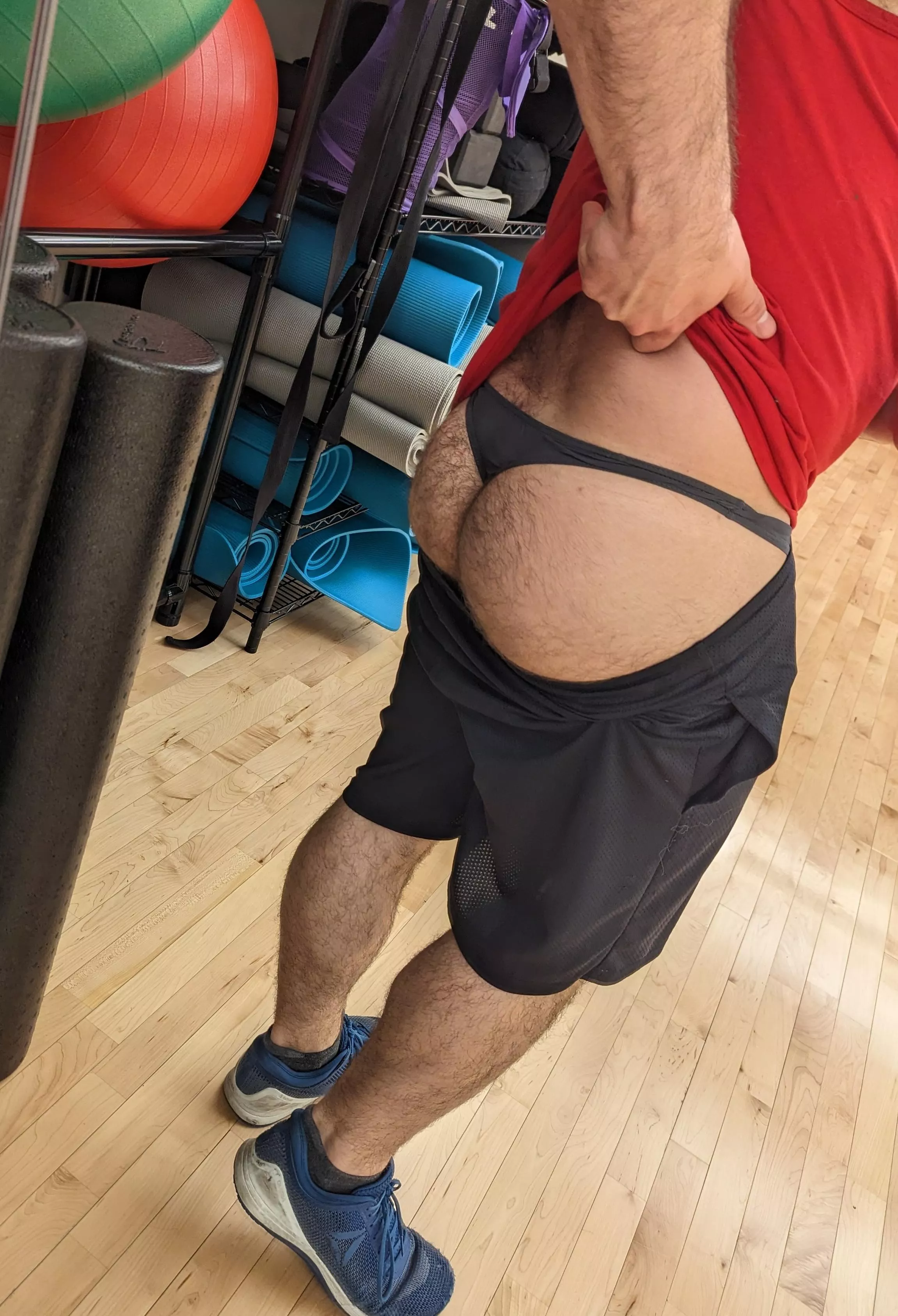 Gym selfie posted by f00_B4r_