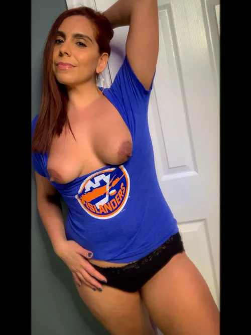 I promise not to distract any hurricane players…how am I doing? by rockyandjay