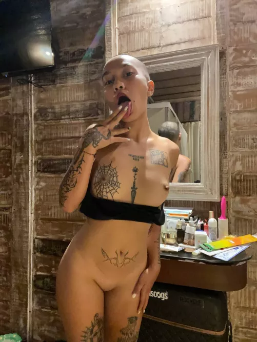 I'm so sexy by FamouslyWatchful