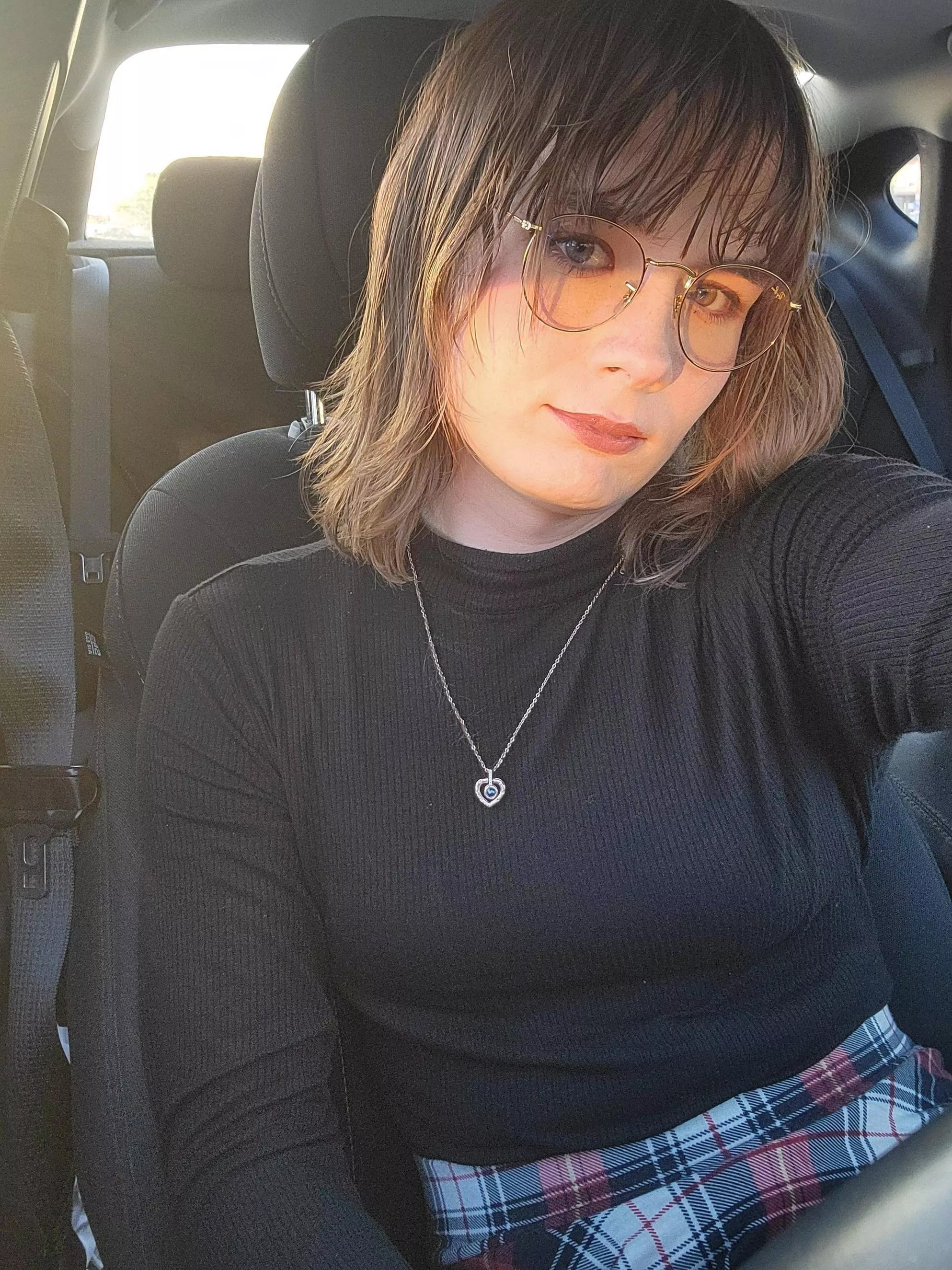 Natural lighting always makes people look good 🥰 posted by YoureASquidYoureAKid