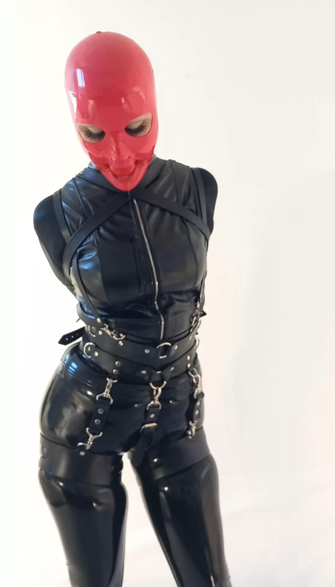 Shining, drooling, struggling ✨️🖤✨️🤤🤤 posted by FetishAstrid