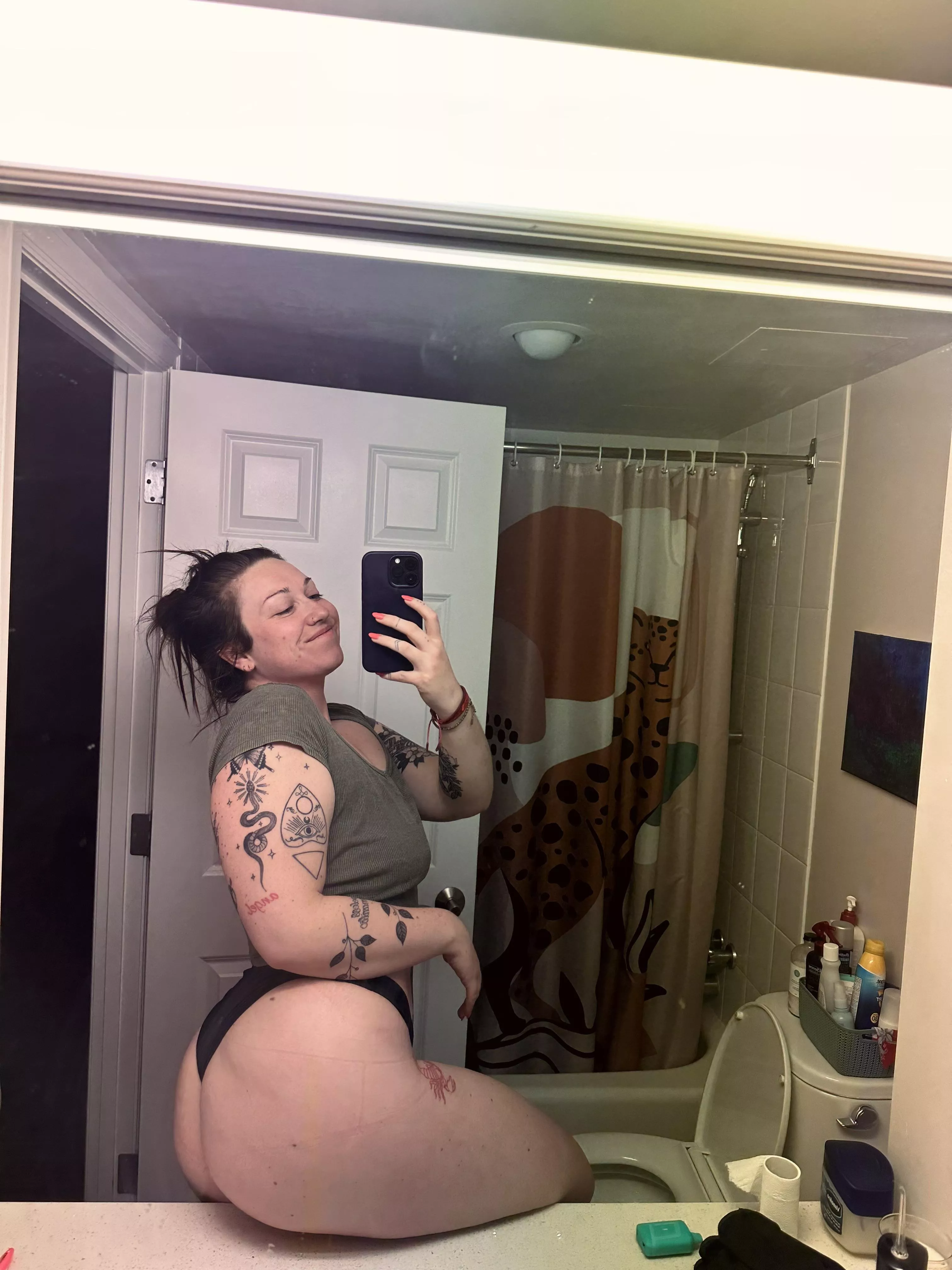 Slide into these DMs 🍑👅 posted by urlocalgymcrush