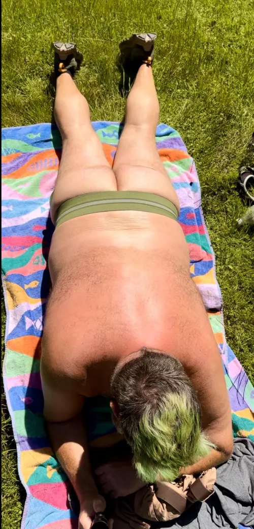 Sun’s out buns out 😀🌞🍑 by naturebeardaddy