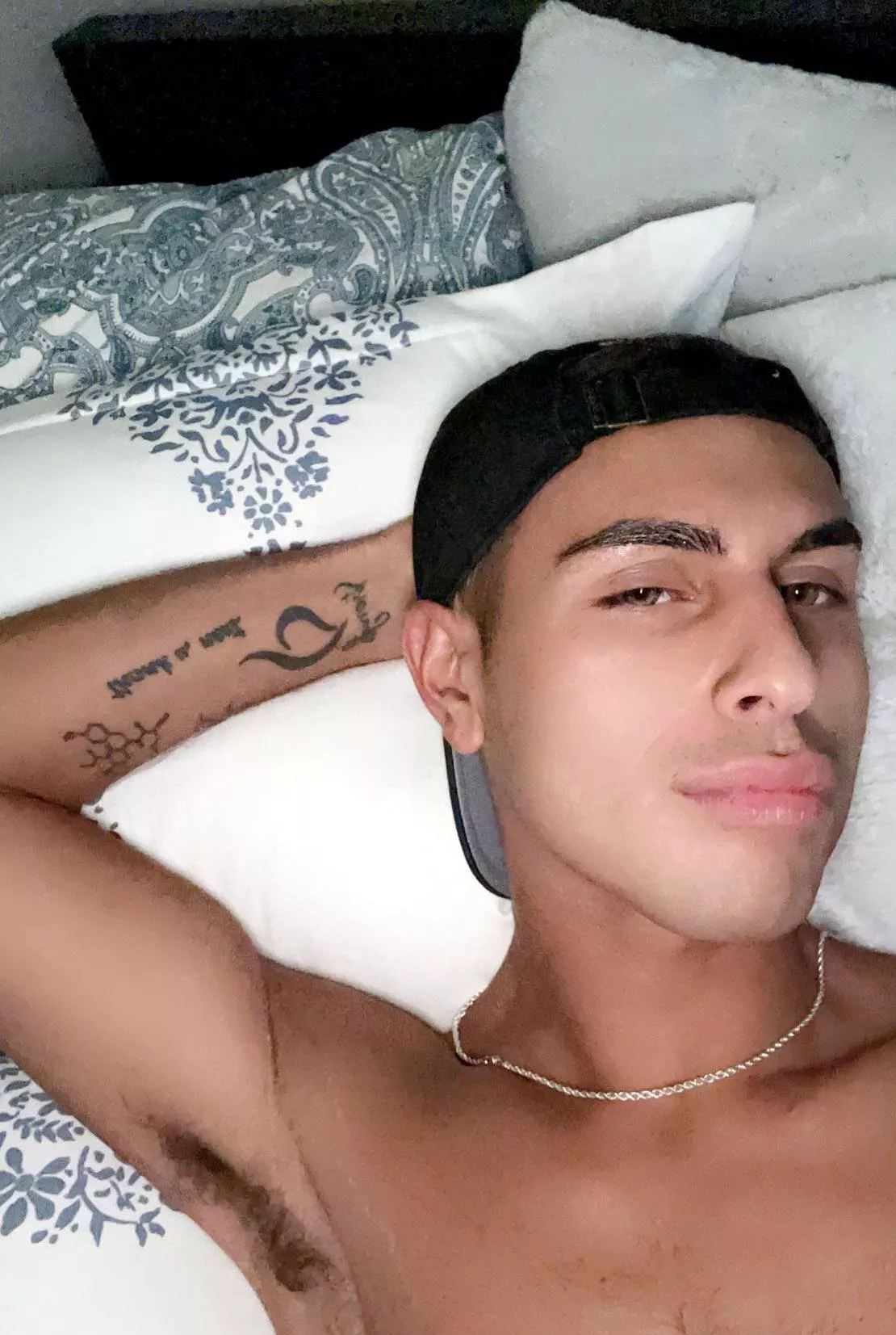 22 USA, snap: @mjaamesx // looking to explore with other kinky jerk bros/dads. ps: I loooove armpits, send pit pics 😛 posted by No-Somewhere324