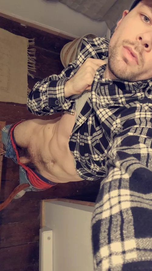 23, fit, bored and horny as hell add me! reggiekone by billybobtwoshoes