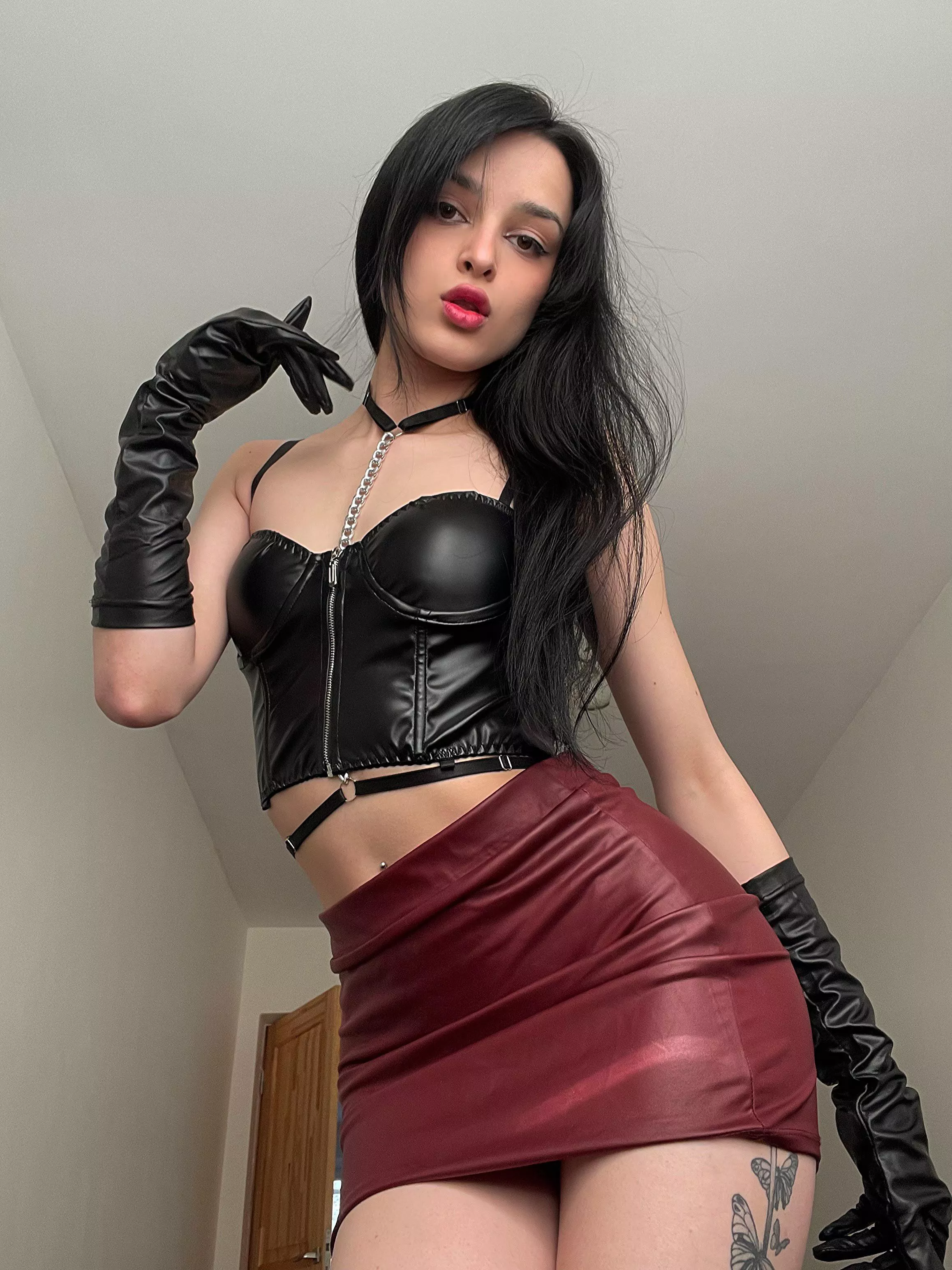Do you want me to jerk you off in these leather gloves?🤤 posted by Lory19yo