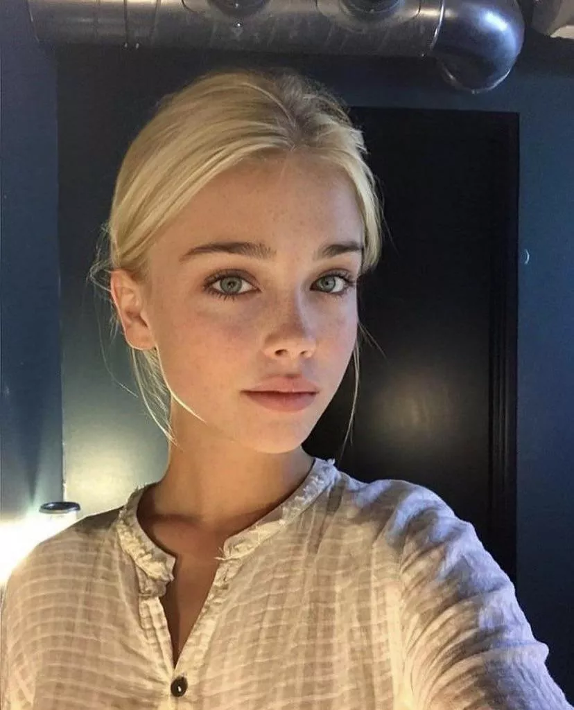 Eve Helling posted by Weakness-Valuable