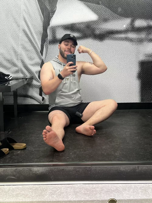 Happy Friday from the Under Armour dressing room 😝💪🏼 Hope it’s been a great day for you! Anyone else seeing the new Evil Dead tonight? 👹😈 by Zacisadrag