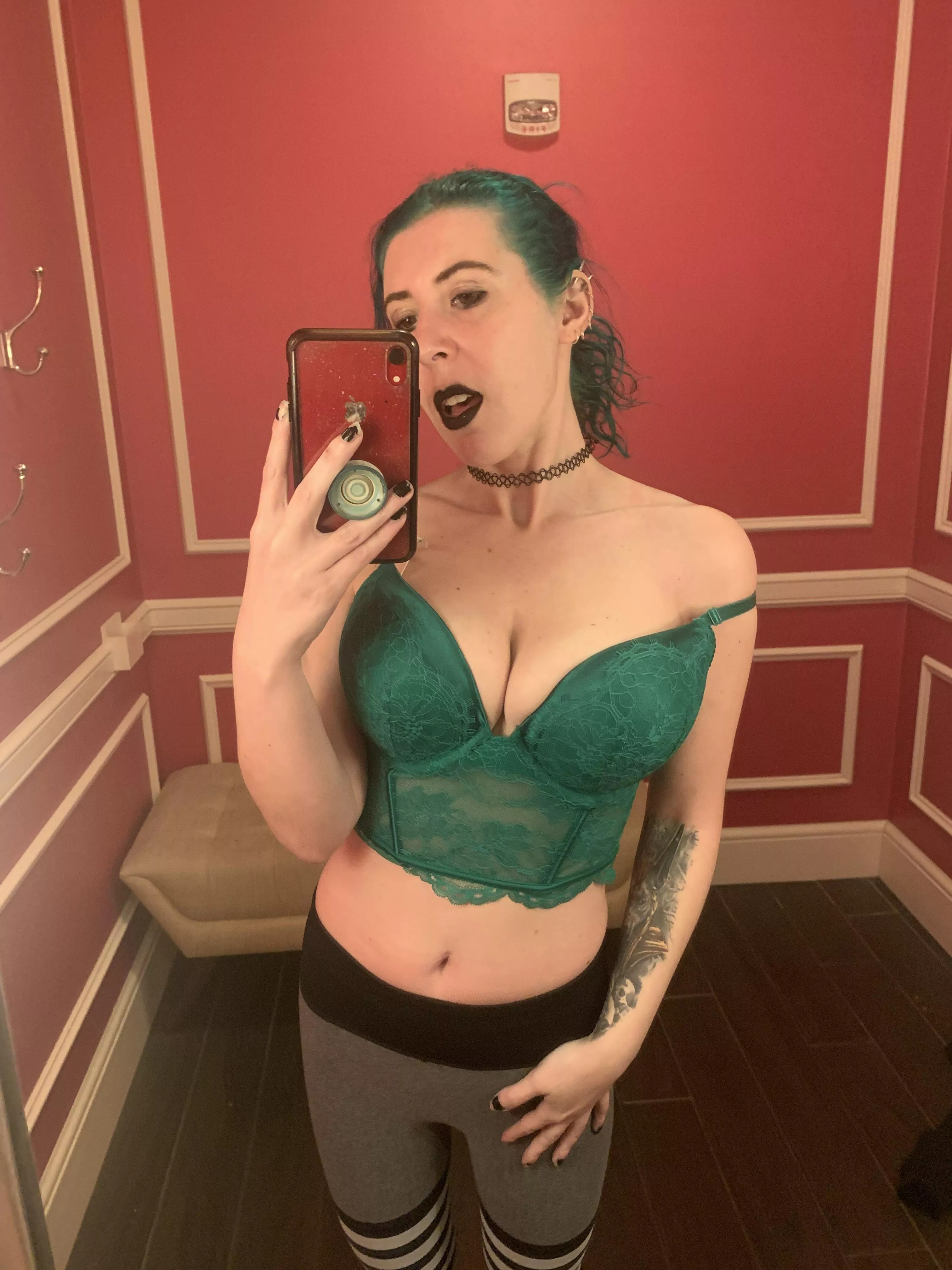 Hottie in a corset posted by sirenskiss3