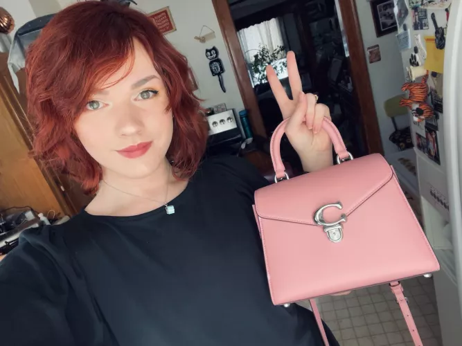 Off to work! I love this cute pink bag by DaniNebula