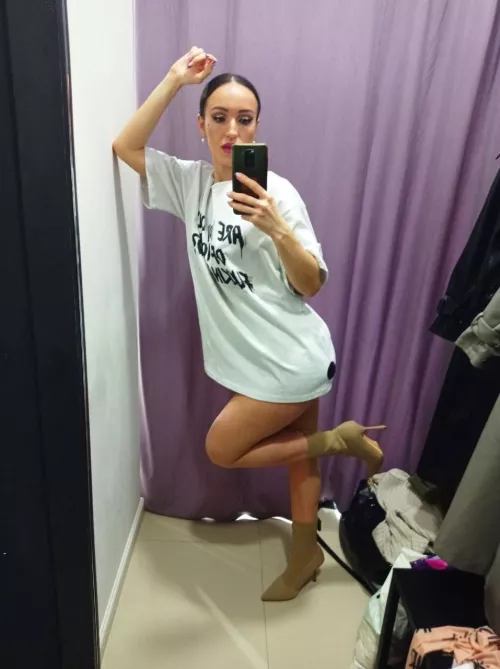 🌺 Ready to explore the city with a handsome and charming companion - want to join me for a night on the town? by Fun-College-1930