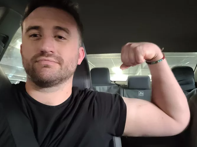 Still new & getting used to the gym - but it's so exciting when I get just a lil pump 💪 by BryanCrayonston