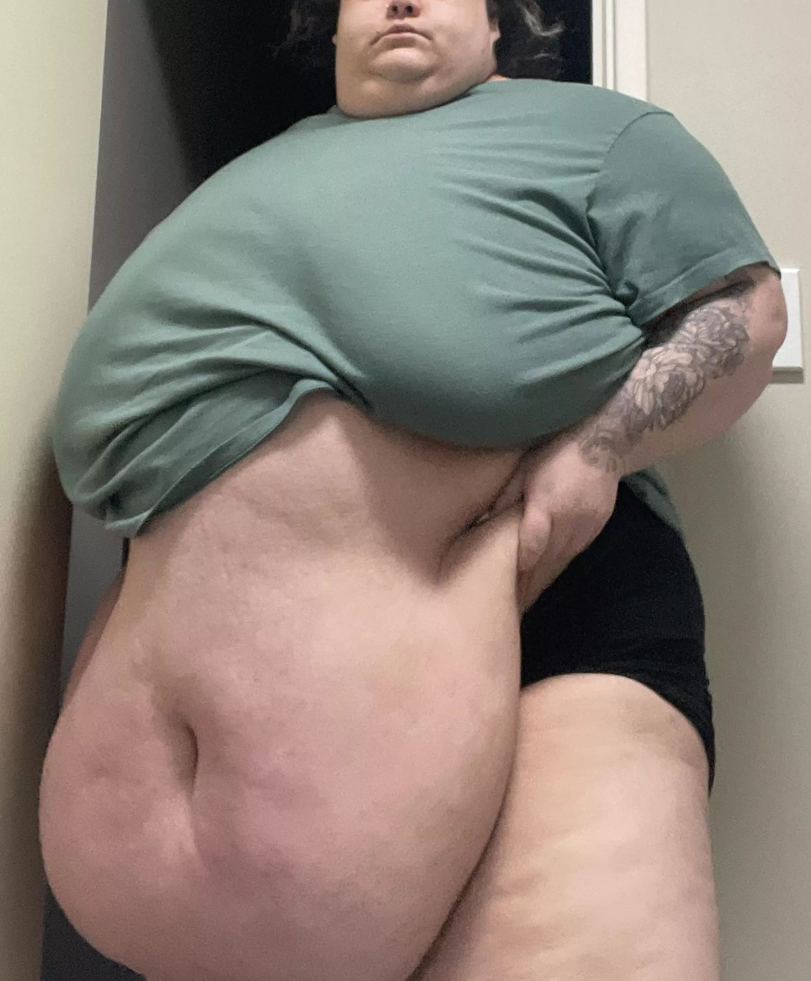 The hang is just pure perfection! 🥵 posted by ssbbw_stella