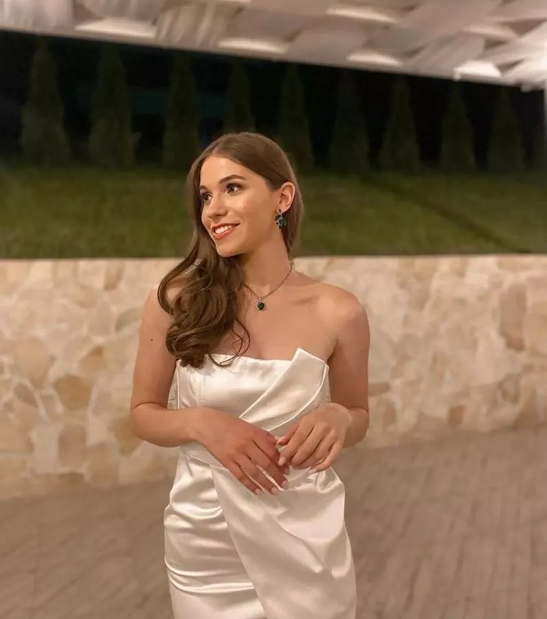 The most beautiful girl you will see today🥰 IUTR posted by Icy_Face_8010