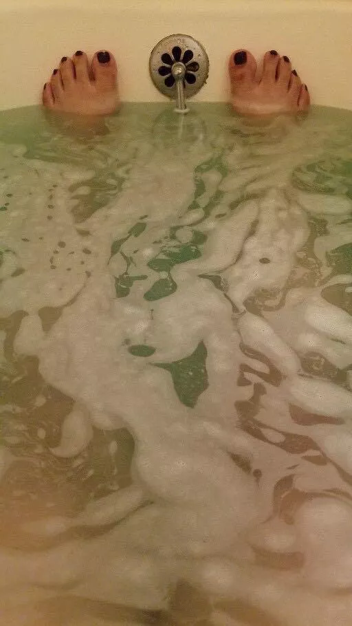 Would anyone want to get in here and give my feet a proper cleaning? 🖤 posted by lizinherprime