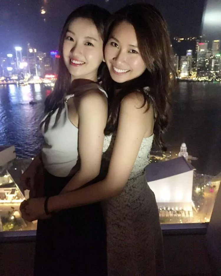 Easy choice? L or R? posted by JustHereBrowsing22