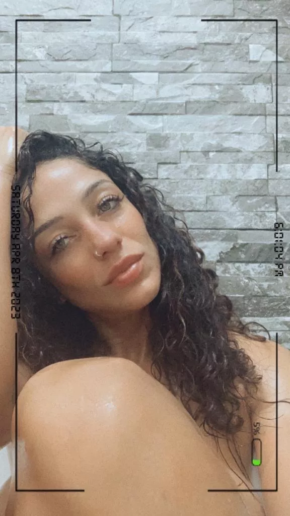 Enjoying a hot bath, you want in? posted by victoria87xxx