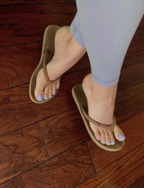 Flip flop season is upon us >:) by purrrtrova