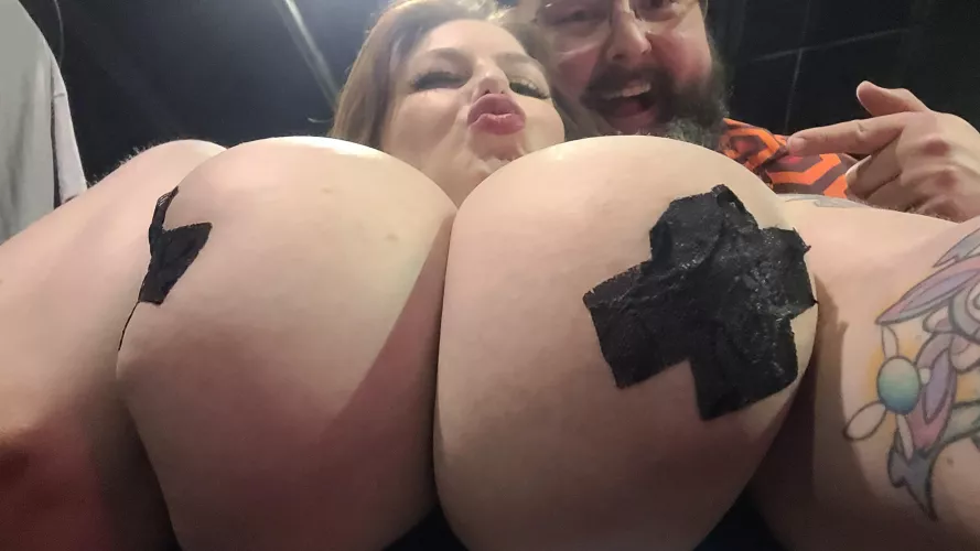 had an amazing first day at exxxotica 🥰 by massivemegan