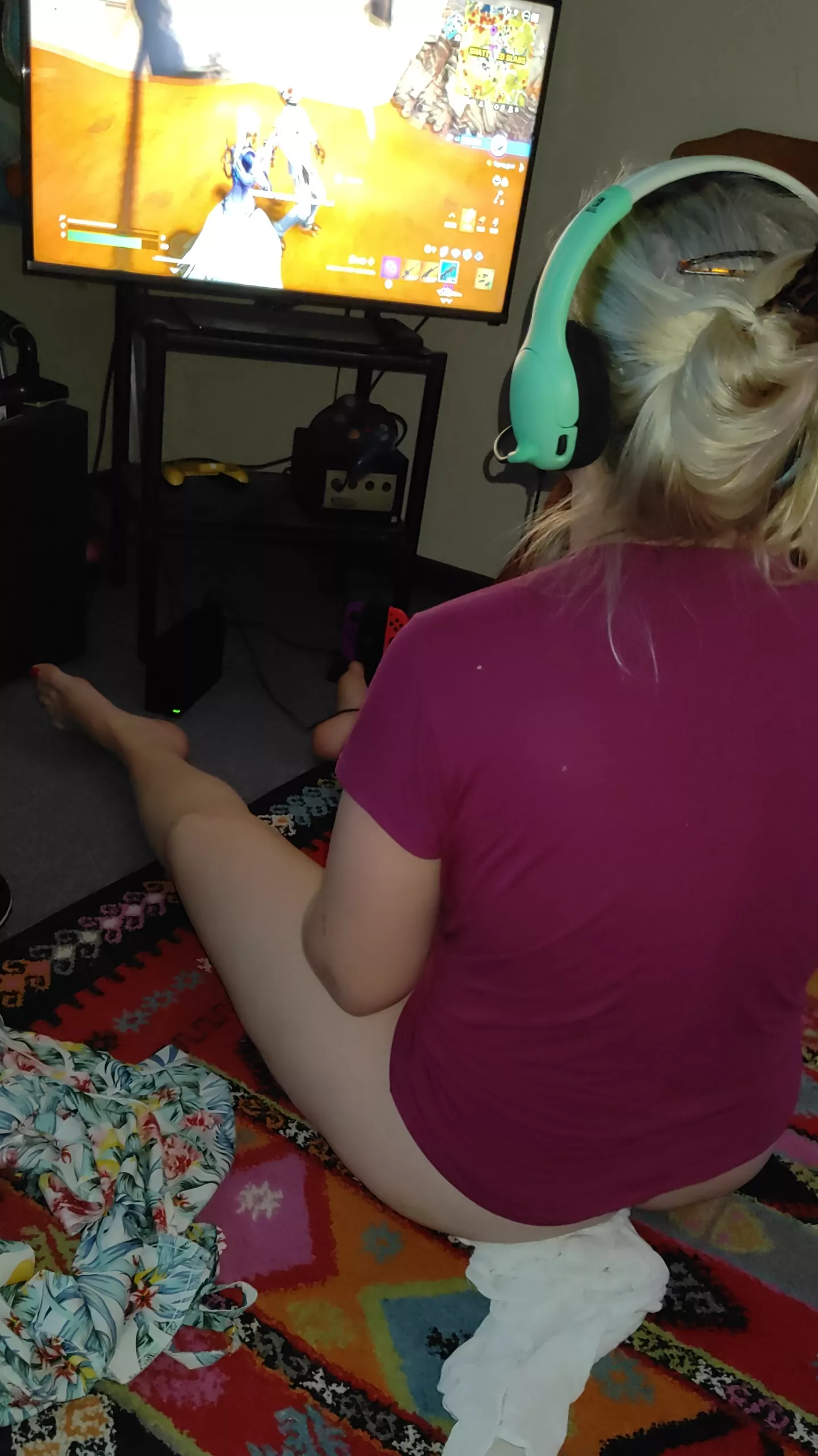 Had to put a cloth down, I'm leaking cum from fucking between rounds of Fortnite 😈 posted by nordskynet