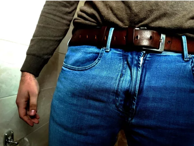 Hate when this shit happens at work, but then i have no other choice than to touch it through my pocket to calm the itching down, then precum goes through my pocket, but colegues must suspect nothing by onajstosamte