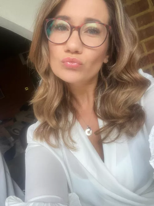 Hello reception, how can I assist you?? by Daisy_runs