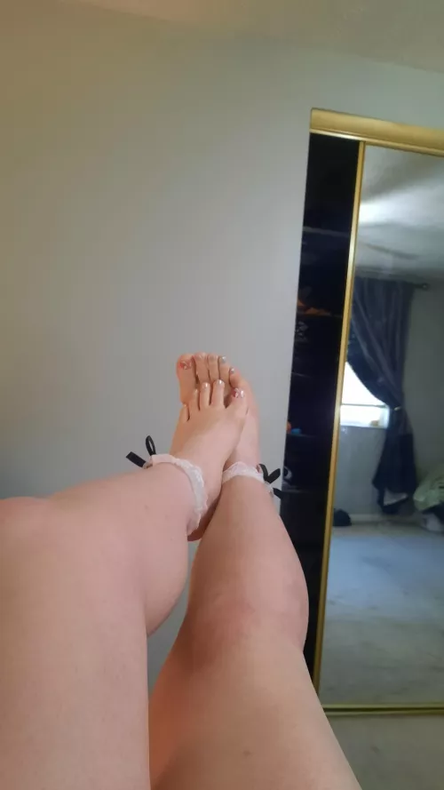 hope my feets aren't too boyish to post here ! :X by kaylee33s