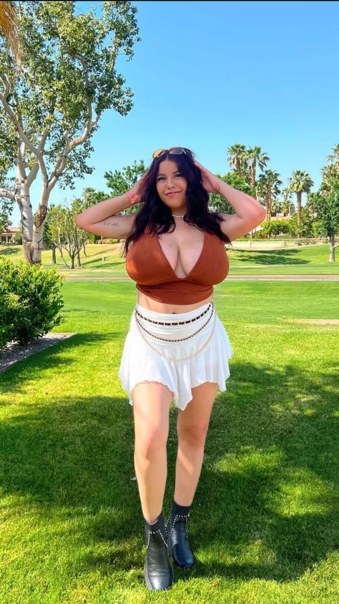 Huge tits brunette posted by TheHeartfulDodger