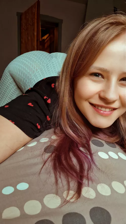 I got up very early this morning, did a little workout and took a quick selfie like this in my yoga pants. Kisses by CukierkowaZgrywuska