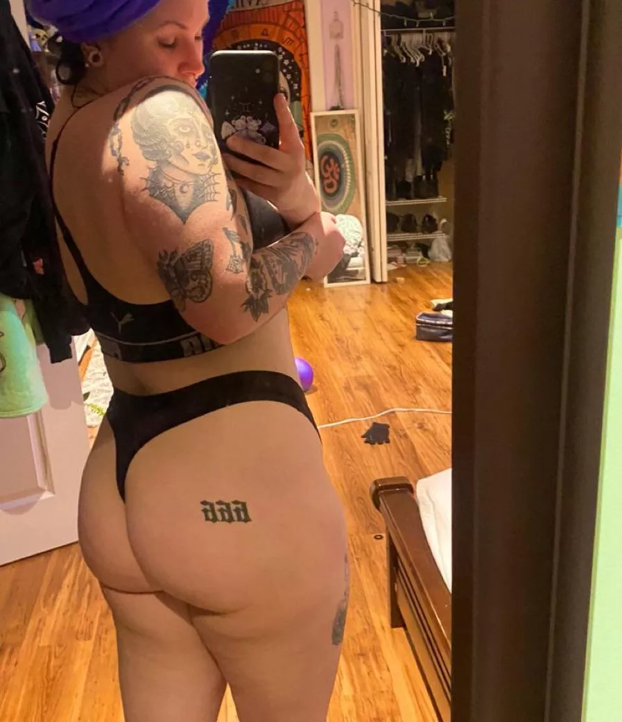 I need a big cock to sit on asap posted by roxiiamberr