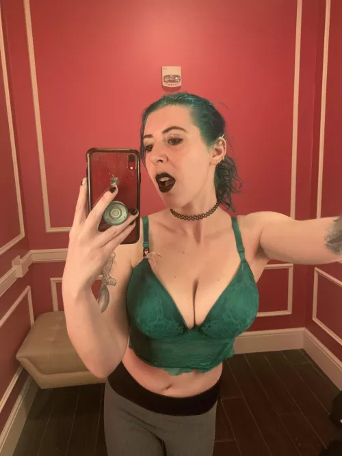 Leaning in by sirenskiss3