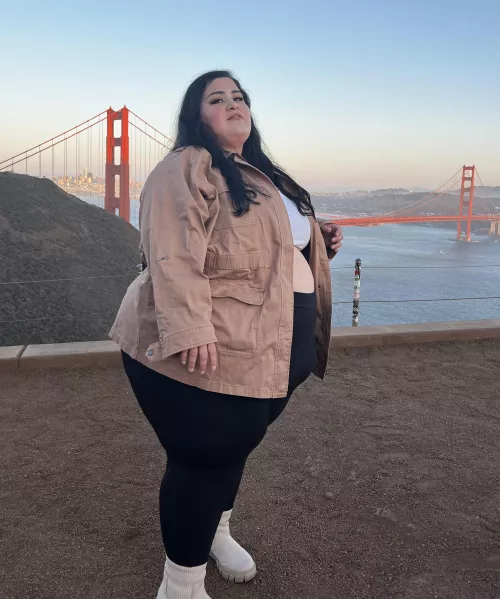 Making regular shirts look like crop tops is my thing 😏 by BigCutieGigi