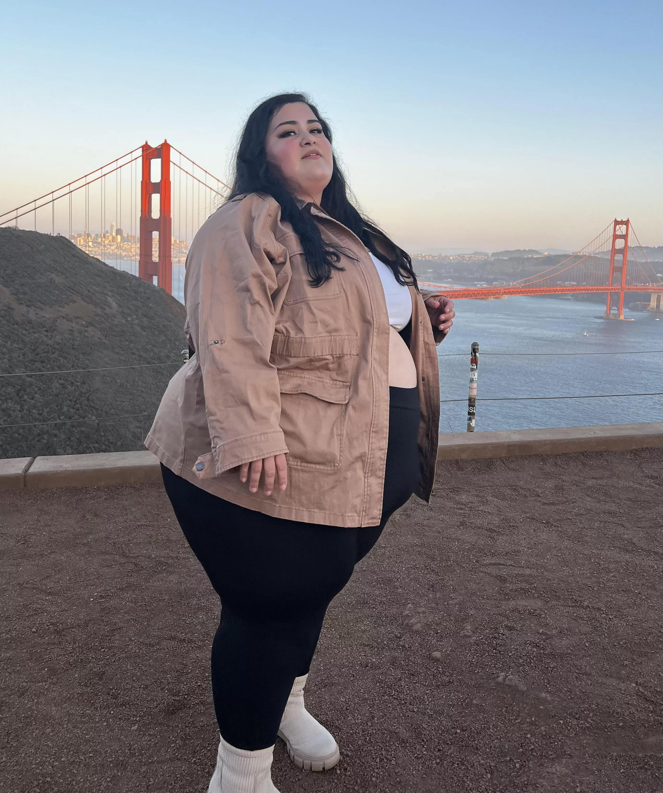 Making regular shirts look like crop tops is my thing 😏 posted by BigCutieGigi