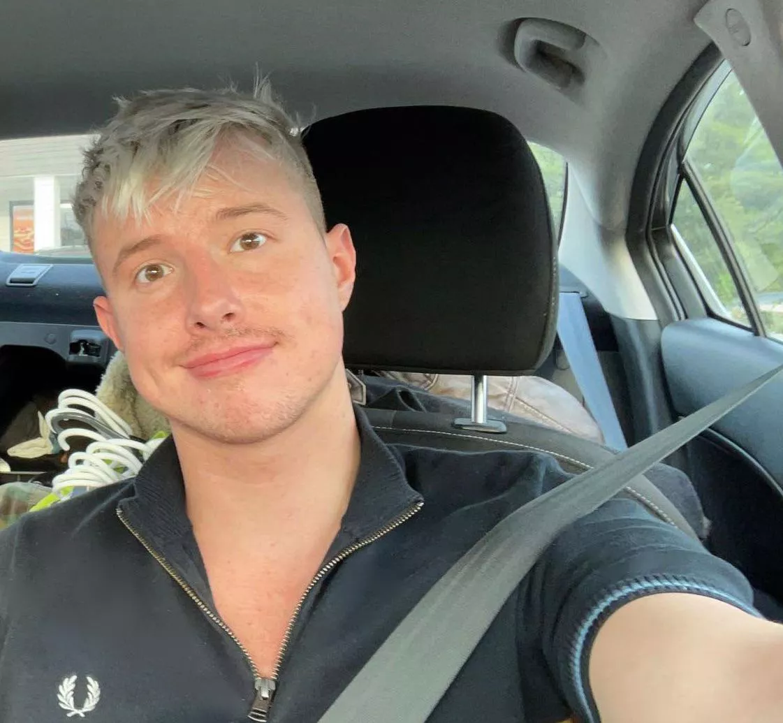 Posting despite the pile of clothes in the background - again not driving. So happy its the weekend 😜✌️ posted by tOnDiTritE