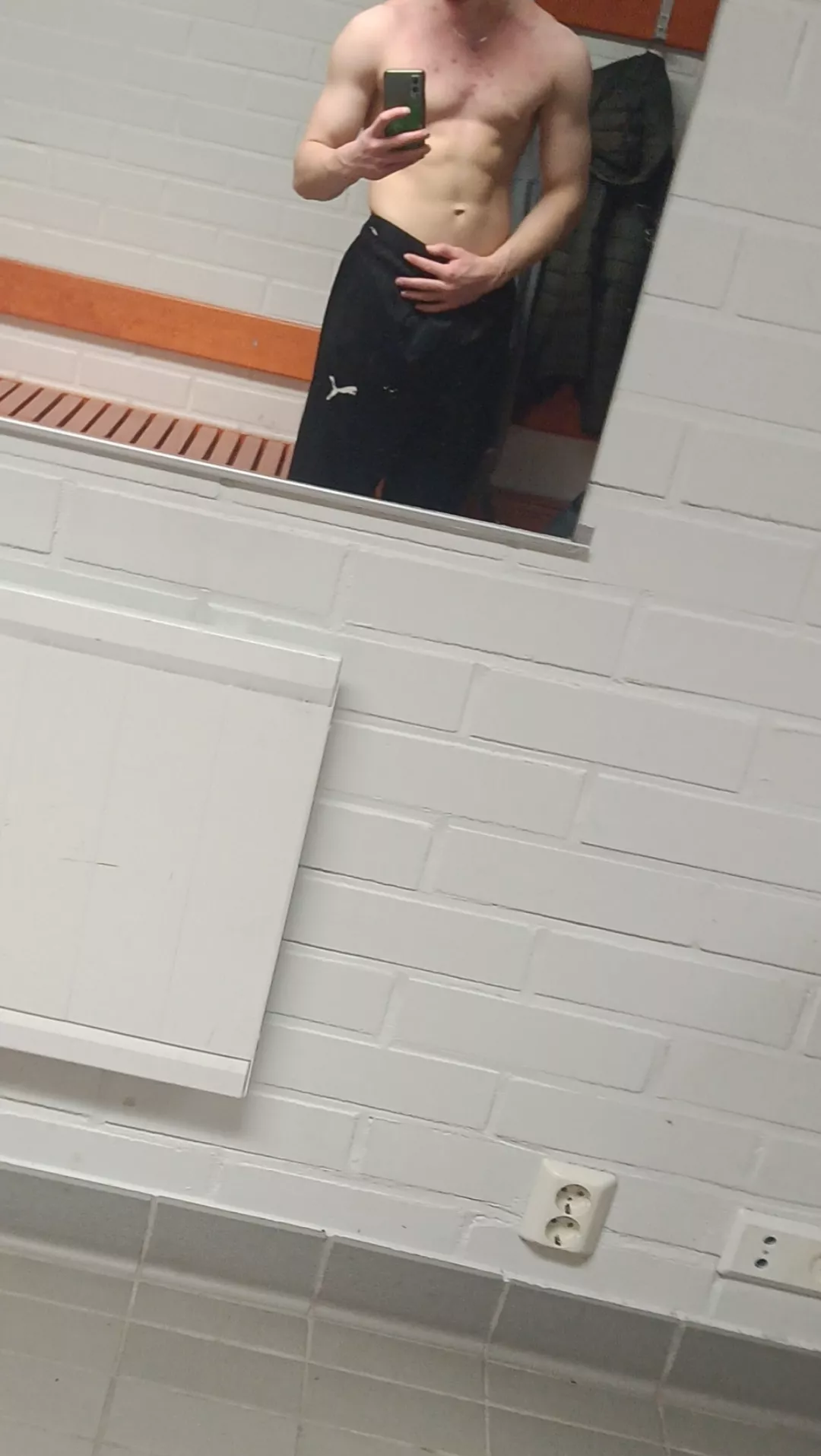 Rate (m)y athletic body. If u want to see more u know what to do ;) posted by Roizzybtw