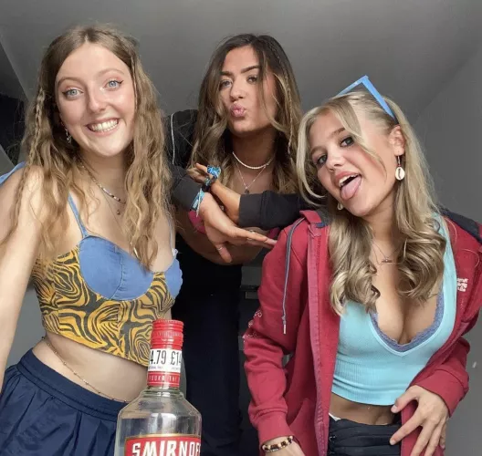 Sexy festival girls 🥵 by Obvious-Astronaut-28