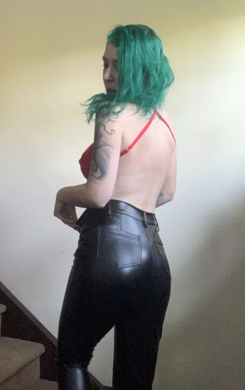 Shiny butt by sirenskiss3