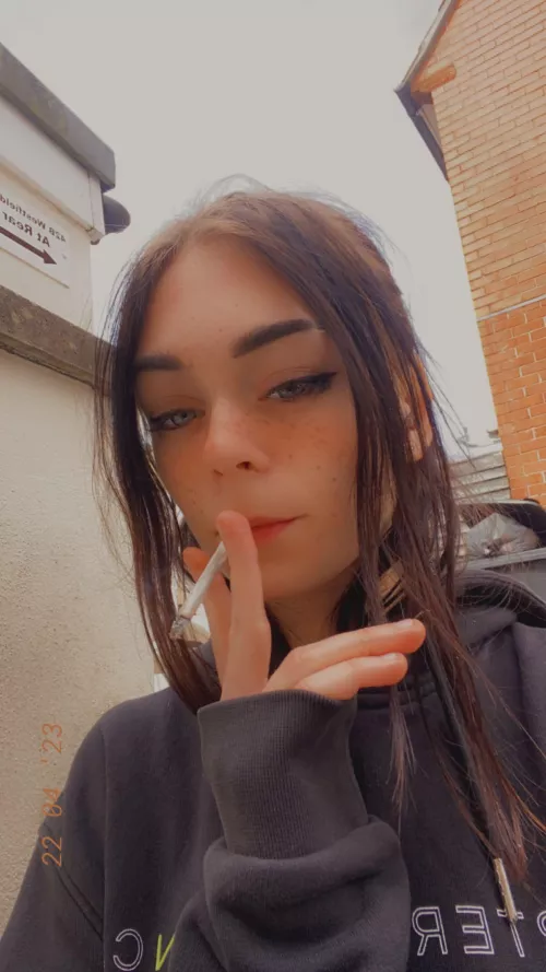 Smoke with me by Petitebabe_2023