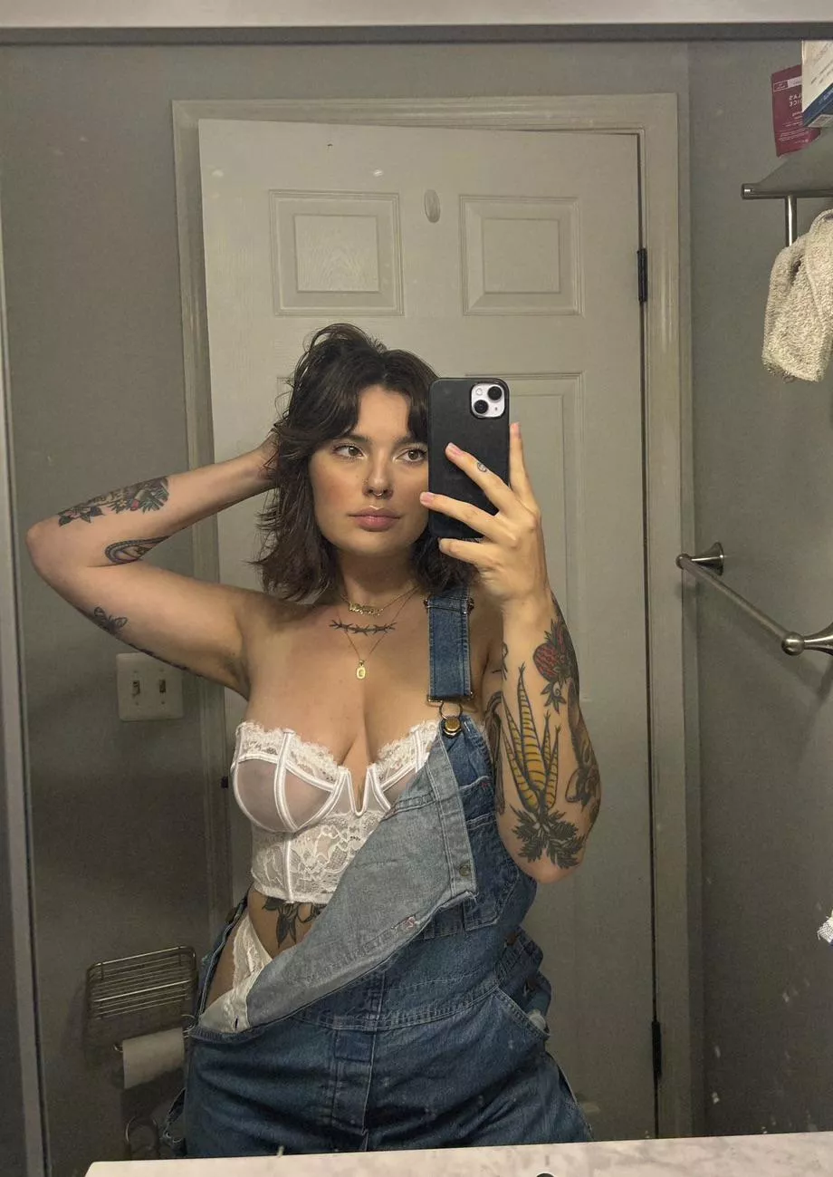 TGIF 🎉🖤🫶 posted by carlygirlxoxo_