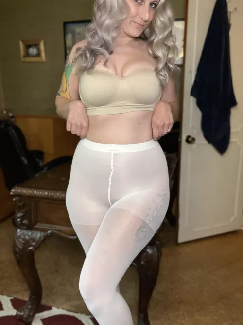 The white always looks so good on me. 😍 by LexxiLee21