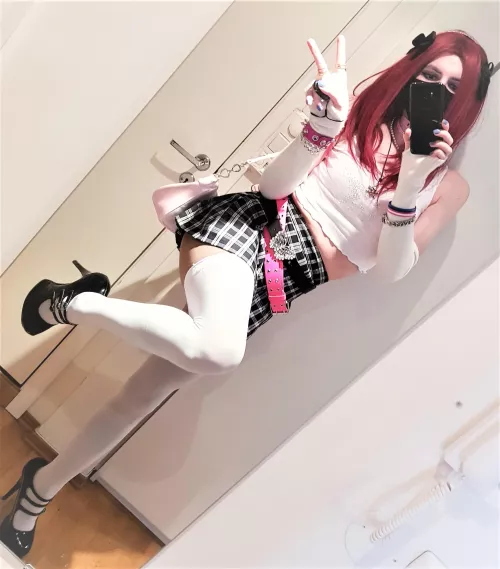 V sign and leg up, standard girly pose :3 by ShadowPrincessN7