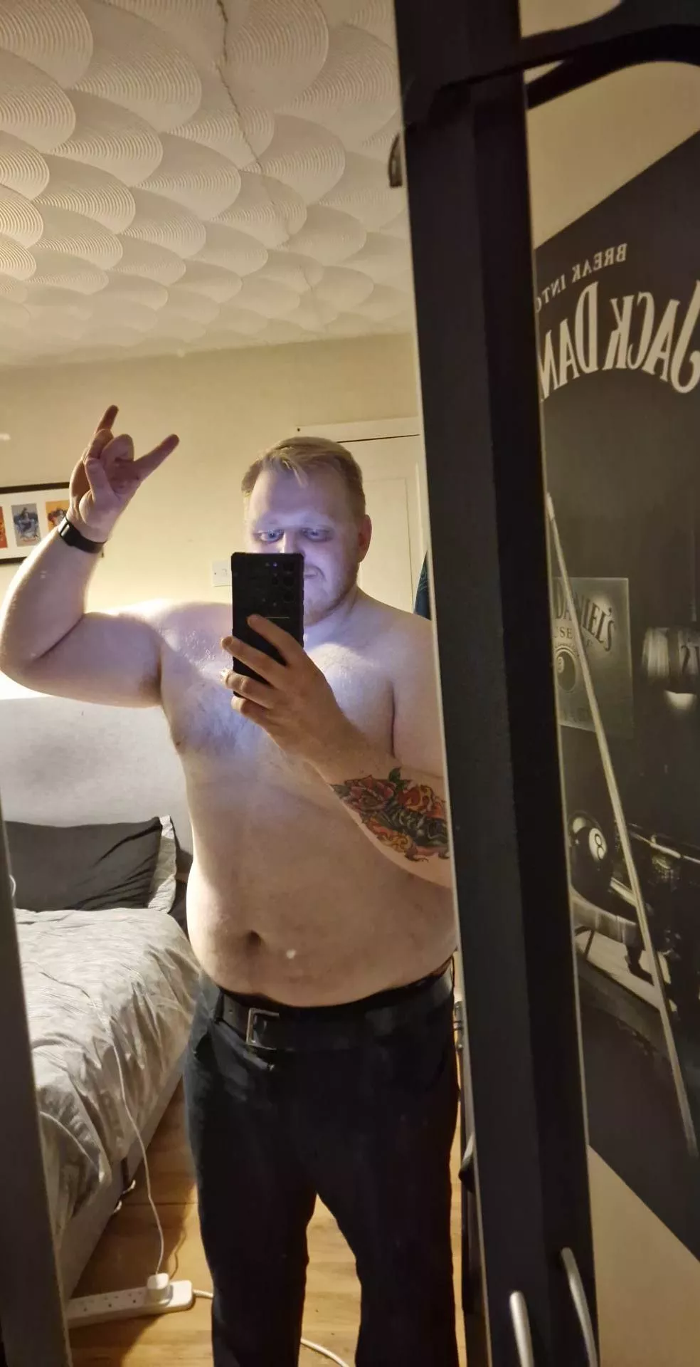 What's up fellow chubby dudes 🤘 posted by genericwhiteboy28