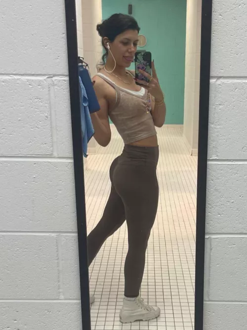 Working hard 🍑 by Nickythefairy